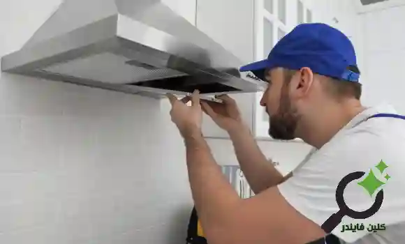 فني من شركة تنظيف مداخن بالرياض أثناء تنظيف مدخنة مطبخ لضمان الأمان وتحسين التهوية