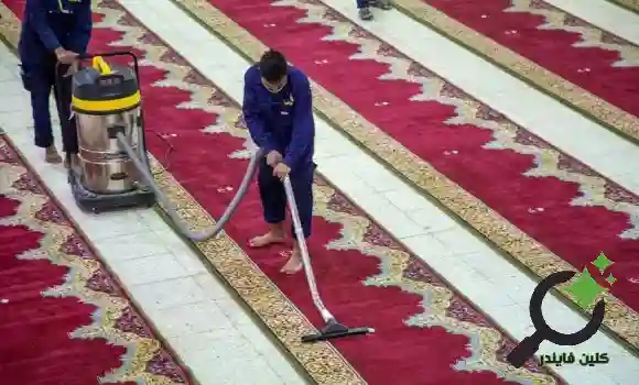 فريق شركة تنظيف مساجد بالرياض أثناء تنظيف سجاد المسجد باستخدام معدات مخصصة