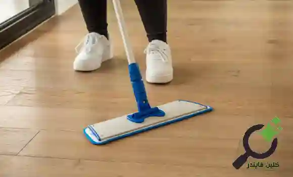 تطبيق طرق احترافية لتنظيف المنازل يظهر ترتيب الغرف وإزالة الأوساخ بدقة وعناية