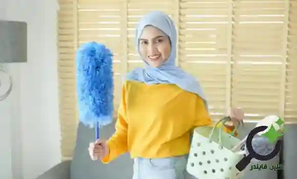عاملة منزلية بنظام شهري في جنوب الرياض أثناء أداء مهام التنظيف اليومية داخل منزل سكني